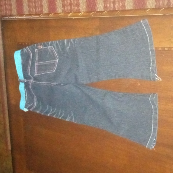 NWOT girl 6 jeans, embroidered design on legs - Picture 4 of 5